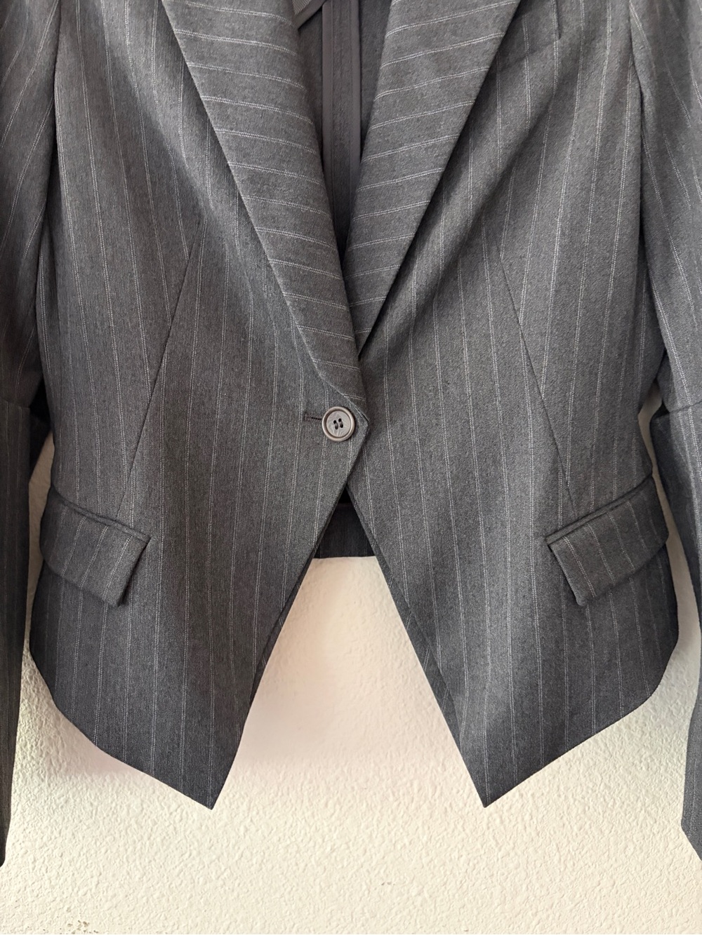 BCBGMAXAZRIA Women’s Gray Pinstripe Tailored Blazer Jacket Size M - Picture 2 of 5